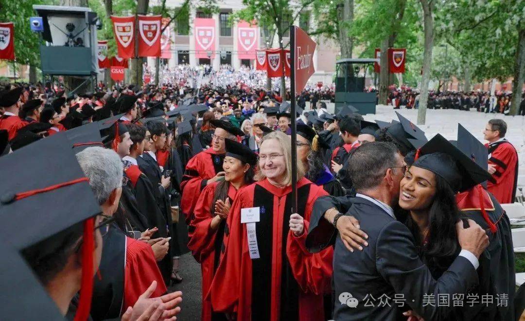 的中国女生蒋雨融来自青岛英高毕业本科就读于杜克爱游戏app震撼全场！史上首位在哈佛毕业演讲(图5)
